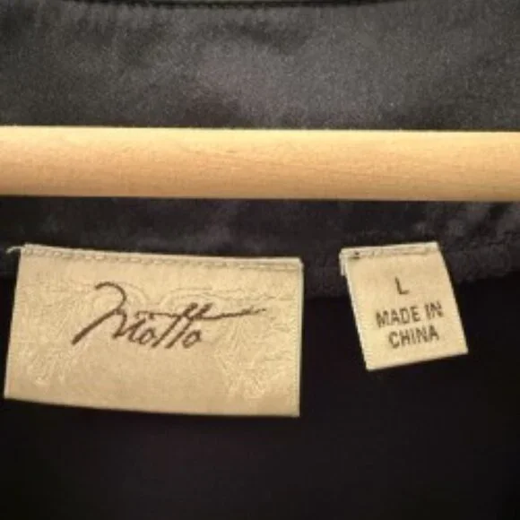 Woman's Top - Picture 3 of 6